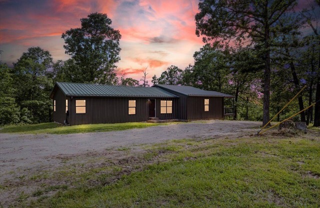 The Desperado Lodge - Rustic House on 170 Acres Close to Lake of the Ozarks