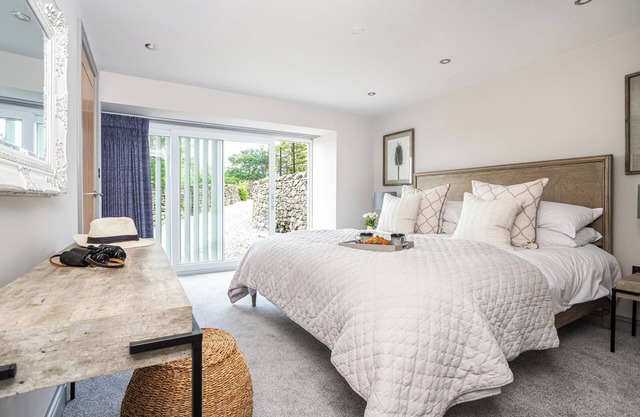 The Dog House -with hot tub and stunning far reaching views