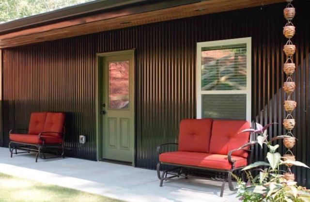 The Dogwood Cabin-Dog Friendly-Fenced Yard- 2.2 miles from Lily Creek Farm