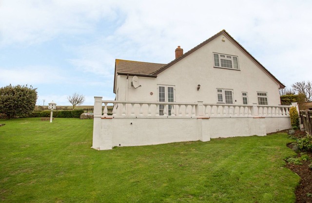 THE DOVES, with a garden in Burton Bradstock