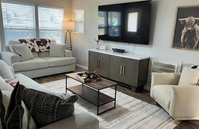 The Dugout! Close to Oklahoma State Univ. Modern 4 bedrm, 2 bath home!