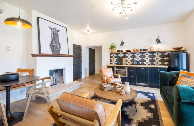 The "Ella-Mila" - Classy 2 Bedroom with en-suites - steps from the Plaza