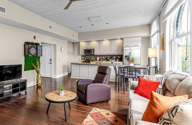 The Elm St Suite - Downtown Condo