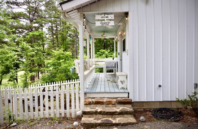 The Enchanted Cottage, Greers Ferry Lake Area, Romantic, Outdoor Shower, Extended Stays Welcome