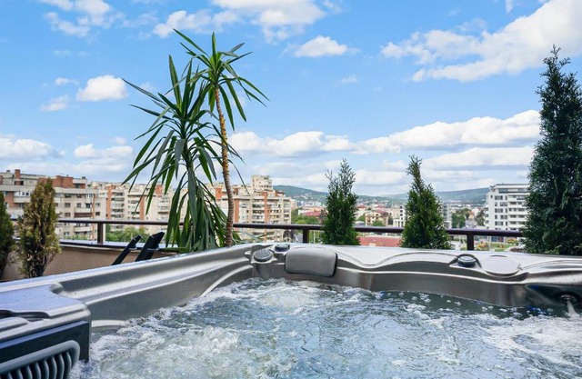 The Episode - Jacuzzi Penthouses