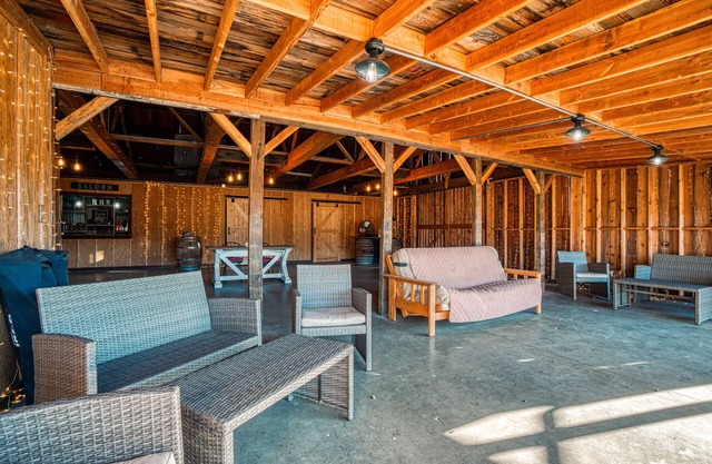 The Famous Red Barn! Stay w/Farm Animals & Viewsn