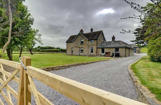 THE FARM HOUSE, pet friendly, luxury holiday cottage in Barton