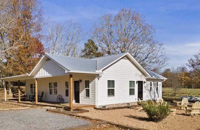 The Farmhouse @ Desoto Farms with Hot Tub!