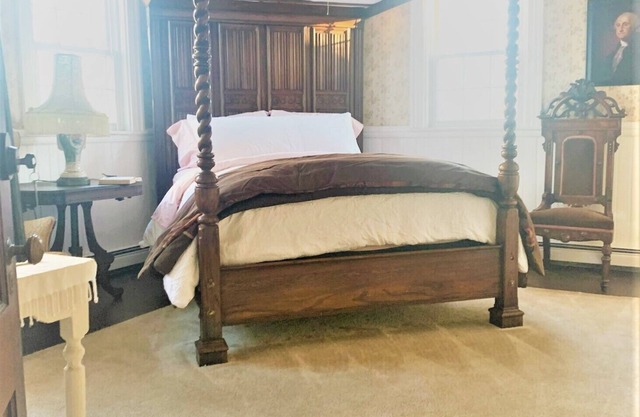 The Fifer Davis House. Circa 1760.We cater to traveling nurses!