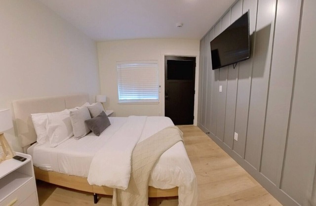 The Flats - Suite 8 - Full sized bed - Downtown CDA