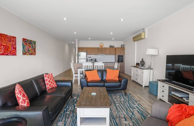 The Foreshore Apartment - Free WIFI, Ocean Views & Walk to the Beach