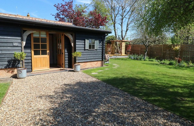 THE FORGE, romantic, character holiday cottage in Stowmarket