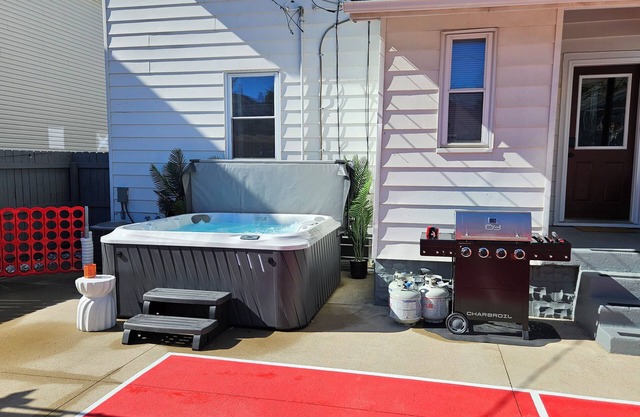 The Funky Fun Haus - Pickleball, Hot Tub, Arcade