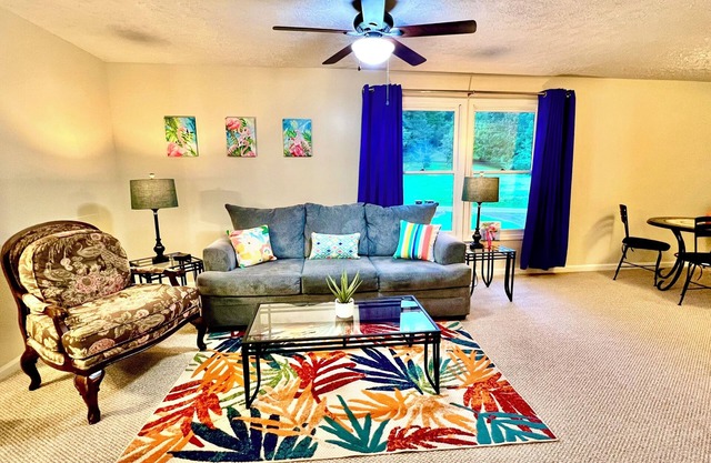 The Fuzzie Flamingo! 2bd/1bth w/trailer parking