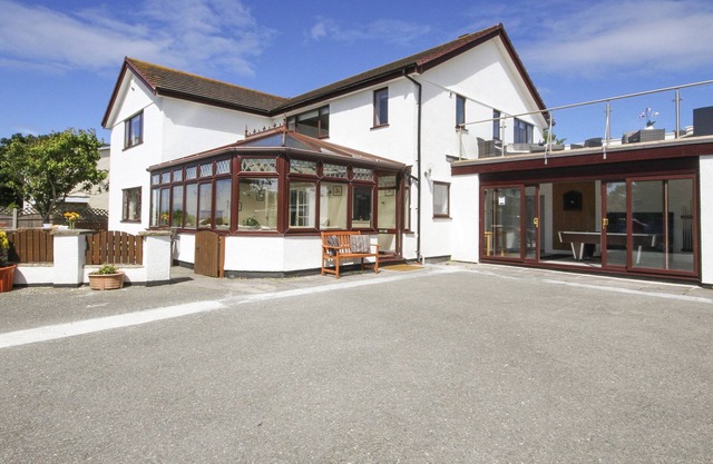 THE GABLES, pet friendly, with a garden in Trearddur Bay