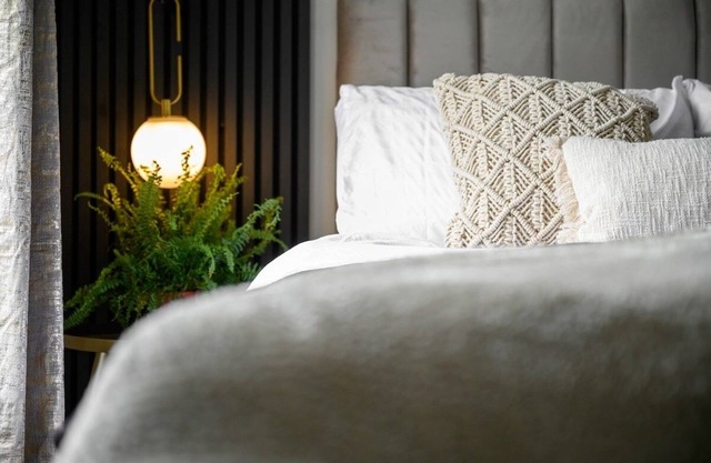 The Gallery House - Modern 2BR Stay - Sleeps 5