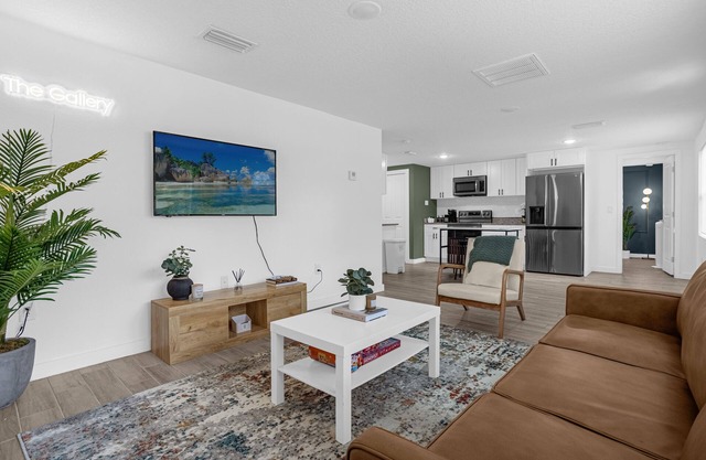 The Gallery - Romantic Art Themed Mount Dora Home 5 Min from Downtown!