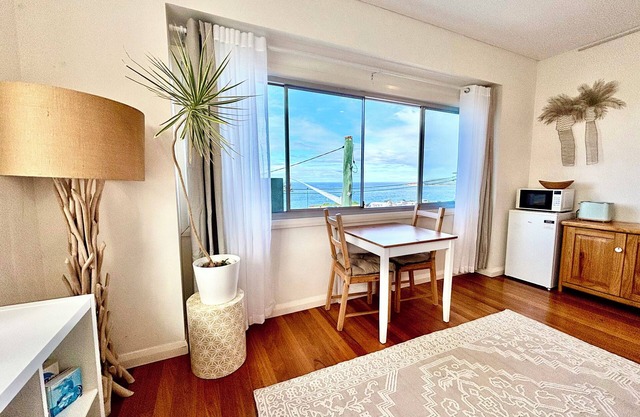 The Gallery Suite - Sea views & Creative Vibes