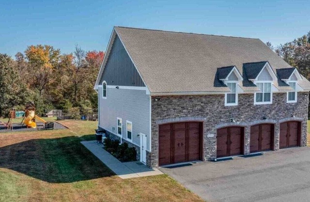 The Garage Mahal w/Hot Tub