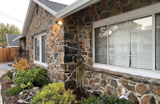 The Garden Cottage House with stunning large pool/jacuzzi, baby grand piano
