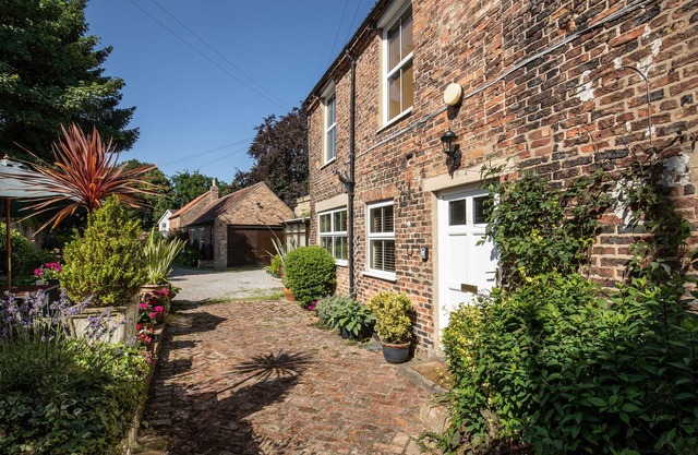THE GEORGIAN COTTAGE, pet friendly, with a garden in Bedale