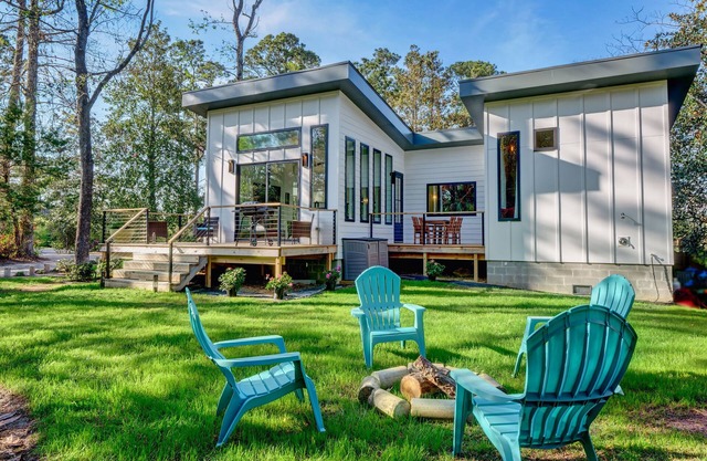 The Glass House-NEW LISTING! Surrounded by nature. Close to Beach