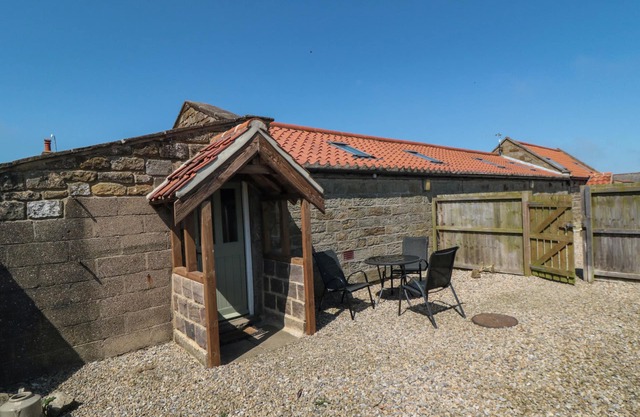 THE GOAT SHED, pet friendly, with a garden in Robin Hood’s Bay