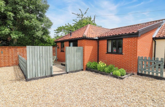 THE GOLDEN CROSS, pet friendly, with a garden in Harleston