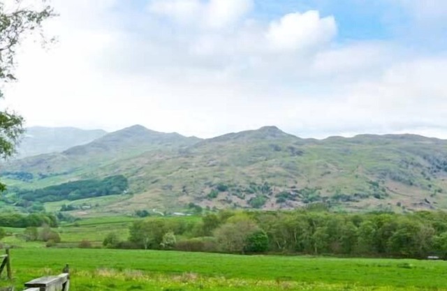 THE GRANARY, pet friendly, with open fire in Broughton-In-Furness