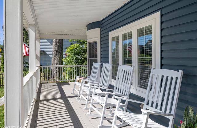 The Grand Elm - Stately homestead in the heart of Three Oaks, MI - 6 bed, 3 bath