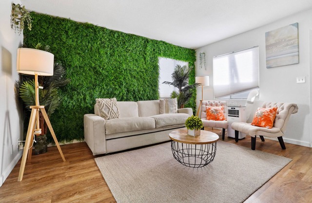 The Green Haven, 1 Minute Walk to Beach & Restaurants, 2 King Size Beds, Kitchen