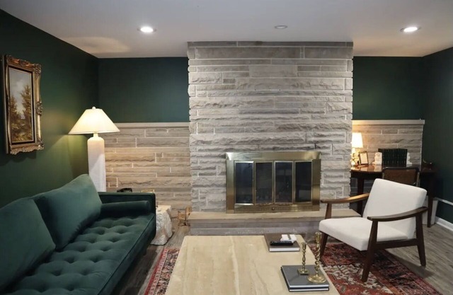 The Green Room Suite in Columbus! 7 minutes from airport!