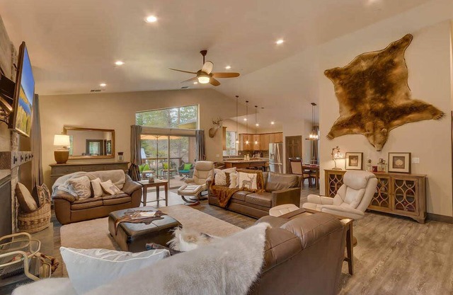 The Grizzly Cabin - Close to lake and biking paths!