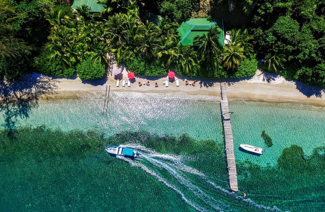 THE GUANAJA ROOM B & B PACKAGE IN A BEACHFRONT CARIBBEAN BOUTIQUE RESORT