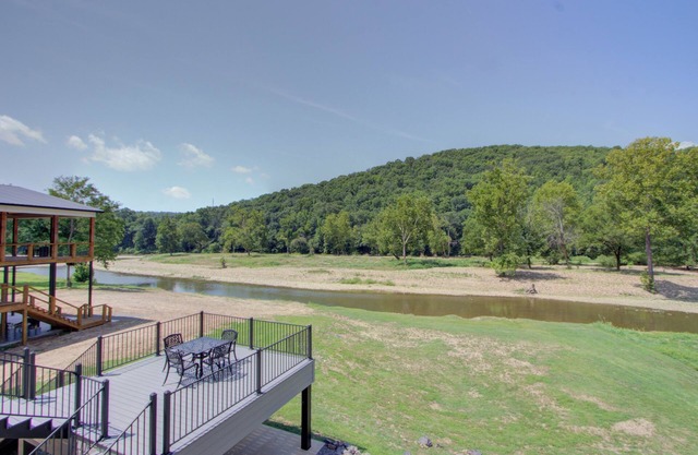 The Hangout on the Caddo River - Porch to River