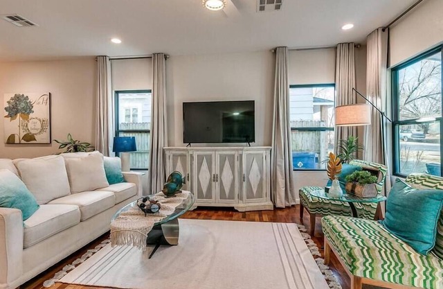 The Happy Home // WIFI // SLEEPS 8