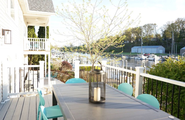 The Harbor Hideout - Riverside home near Beaches, Pier, downtown shops
