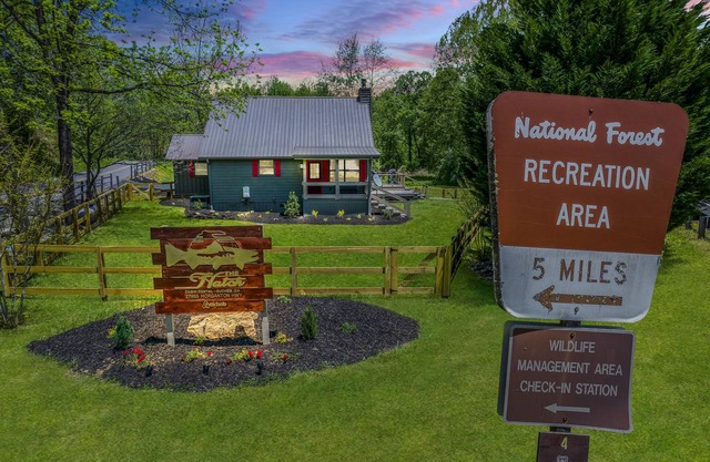 ★The Hatch★ Cabin on Trout River w/Hot Tub, Pet/Kid Friendly