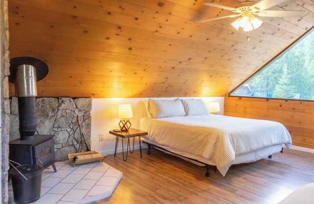 The Hawk’s Nest is the perfect location for a romantic getaway or a small family vacation