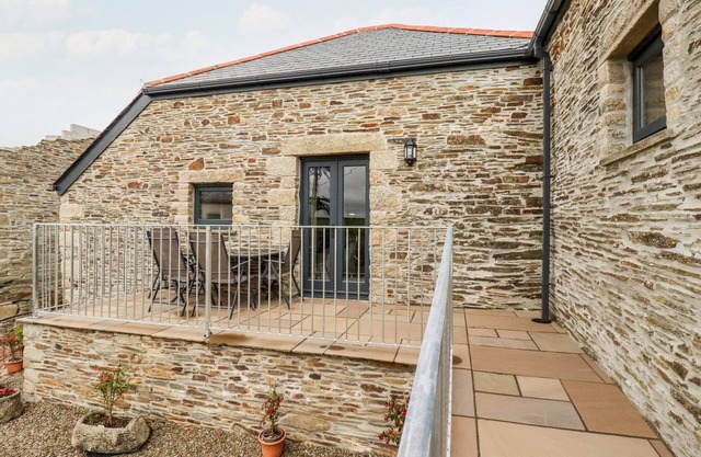 THE HAYLOFT, romantic, character holiday cottage in Bodmin