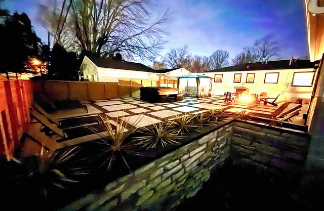 The Headquarters by: BLUE spacious 5 bedrooms Hot tub park!