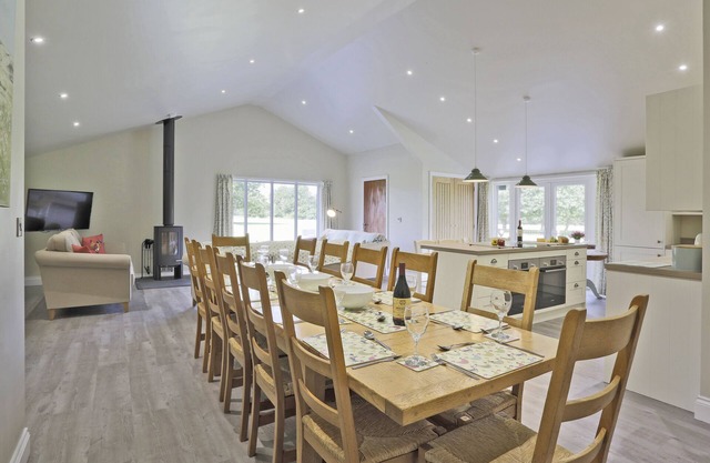 The Hen House - Seven Bedroom House, Sleeps 14