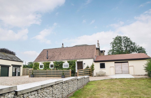 The Hen House - UK38436