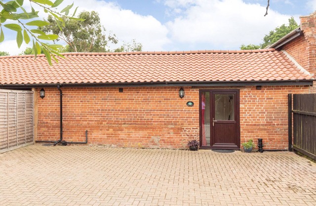 THE HEN HOUSE, with a garden in Diss