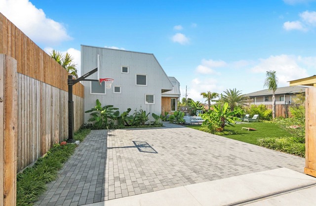 The Herald | Private 12BR Hotel - Pool, Spa