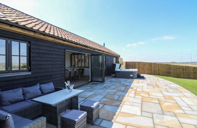 THE HIDE, family friendly, with hot tub in Mersea Island