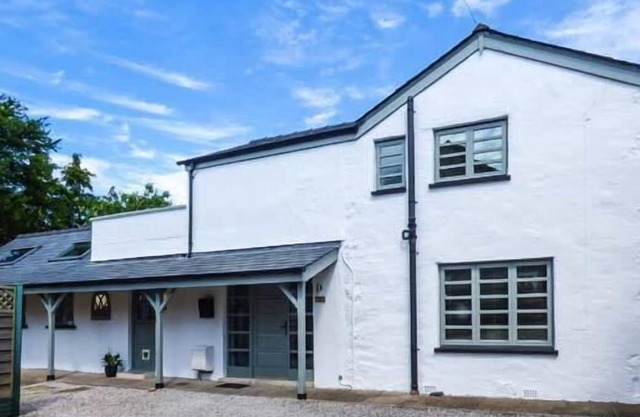 THE HIDEAWAY, family friendly, luxury holiday cottage in Silverdale