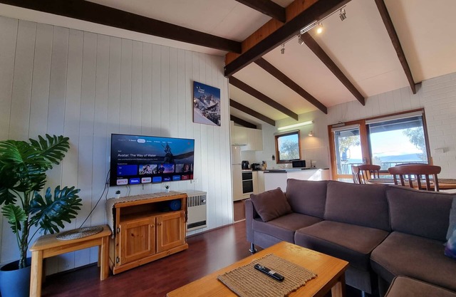 *The Hideout - Lake Views l WiFi l Pet Friendly l BBQ
