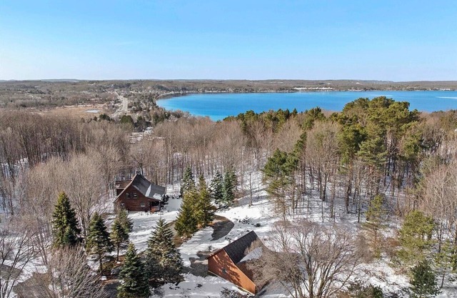 The Hillside Hideaway at Crystal Lake - Gorgeous with Great Outdoor Deck and Spa!