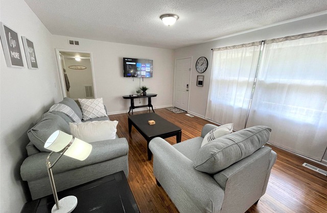 The Hilltop/Luxe Stylish Sunny Upscale